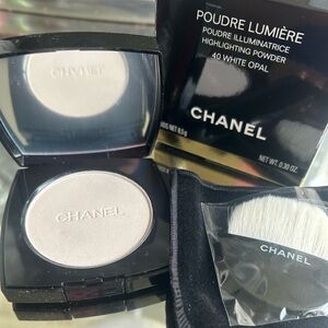 CHANEL Poudre Lumière in White Opal